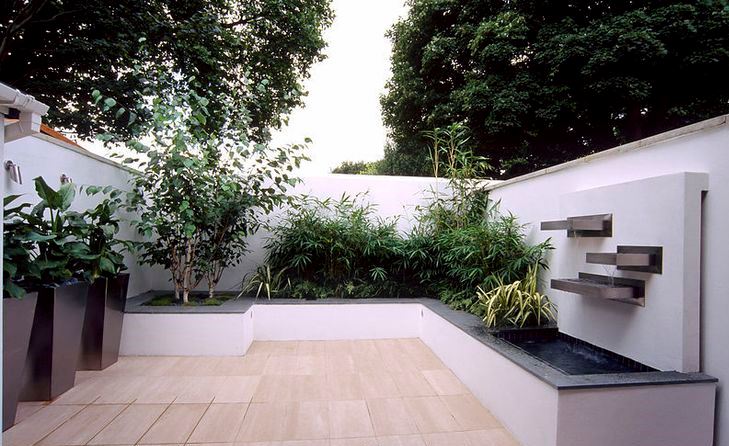 WHITE ROOF TERRACE WITH METAL CONTAINERS PLANTED WITH ZANTEDESCHIA AETHIOPICA ,BETULA UTILIS VAR JACQUEMONTII DESIGNER, WATER FEATURE. DESIGN : AMIR SCHLEZINGER/ MY LANDSCAPES